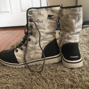 Never worn Sorel camo boots